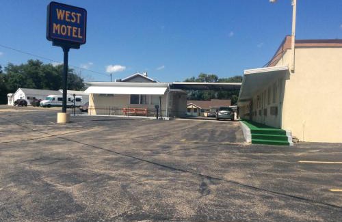 Freeport Hotel | Comfortable Stay at West Motel: Pet-Friendly & Breakfast