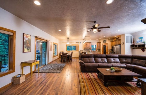 Tamarack Resort Apartment | Cozy Mountain Retreat with Hot Tub and Family-Friendly Perks