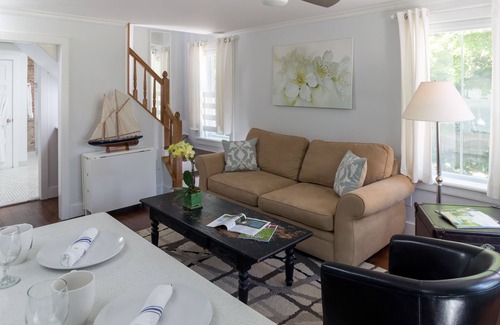 Shelter Island Heights Bed & Breakfast | Welcoming West Neck Guesthouse with Pool and Restaurant