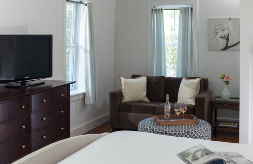 Shelter Island Heights Bed & Breakfast | Welcoming West Neck Guesthouse with Pool and Restaurant