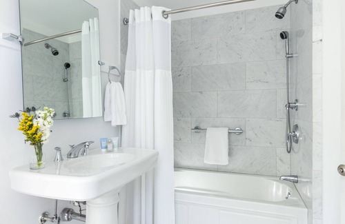 Shelter Island Heights Bed & Breakfast | Welcoming West Neck Guesthouse with Pool and Restaurant