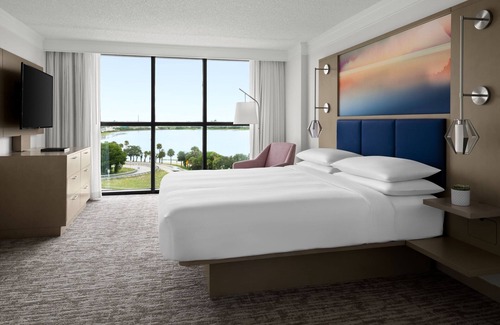 West Palm Beach Hotel | Relax at West Palm Beach Marriott with Pool & Spa Amenities
