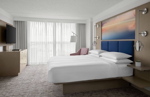 West Palm Beach Hotel | Relax at West Palm Beach Marriott with Pool & Spa Amenities