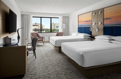 West Palm Beach Hotel | Relax at West Palm Beach Marriott with Pool & Spa Amenities