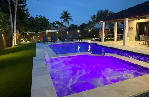Sea Pines Villa | West Palm Beach The Grand Luxe Villa-Heated Pool, Spa & Game Room