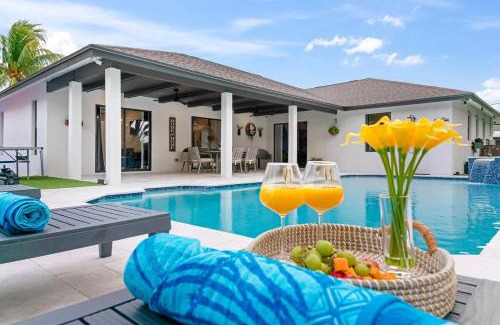 Sea Pines Villa | West Palm Beach The Grand Luxe Villa-Heated Pool, Spa & Game Room