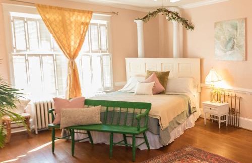West Fairfax House | Guest Favorite: West Park Gardens with Pool & Pet-Friendly Stay