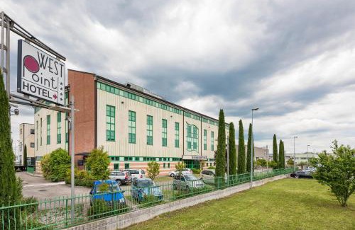 Dossobuono Hotel | Pet-Friendly West Point Airport Hotel with Great Amenities