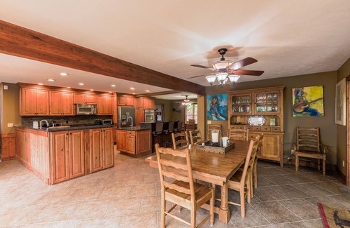 Snowshoe House | West Ridge #107: Ski-In/Ski-Out Retreat with Hot Tub