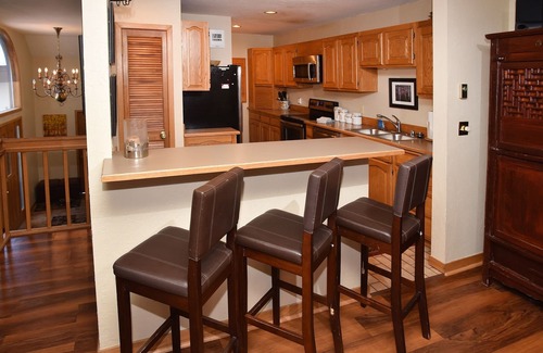Highland Meadows House | West Vail Mountain Retreat: Pet-Friendly with Scenic Views