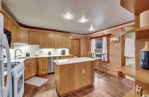West Valley Other | Idyllic West Valley Farmhouse: Pet Friendly & Spa Amenities