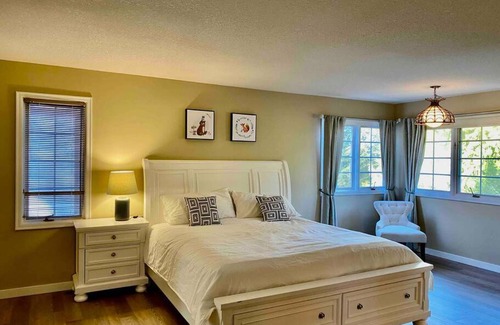 Caulfeild Villa | Cozy West Vancouver Single House with Child-Friendly Amenities