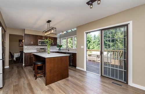 Caulfeild Villa | Cozy West Vancouver Single House with Child-Friendly Amenities