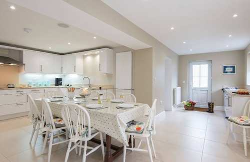 Rhosneigr Cottage | Discover West View: Oceanfront Paradise with Pool & Breakfast