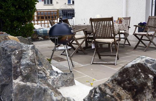 Rhosneigr Cottage | Discover West View: Oceanfront Paradise with Pool & Breakfast
