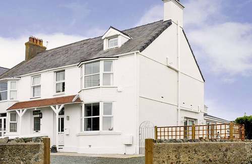 Rhosneigr Cottage | Discover West View: Oceanfront Paradise with Pool & Breakfast