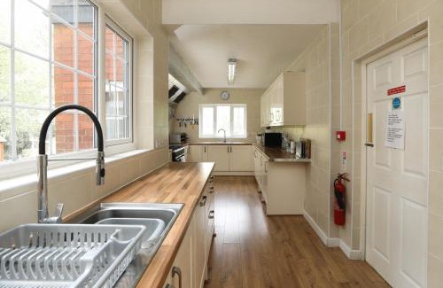 Edgbaston Cabin | Pet-Friendly Retreat at Westbourne Lodge - Rated 9/10