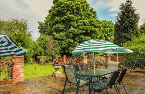 Edgbaston Cabin | Pet-Friendly Retreat at Westbourne Lodge - Rated 9/10
