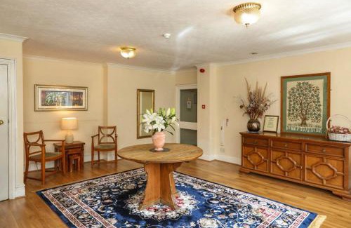 Edgbaston Cabin | Pet-Friendly Retreat at Westbourne Lodge - Rated 9/10