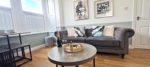 Westcliff-on-Sea Apartment | Stylish 2-Bed Maisonette in Westcliff-On-Sea - Free Parking