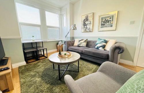 Westcliff-on-Sea Apartment | Stylish 2-Bed Maisonette in Westcliff-On-Sea - Free Parking