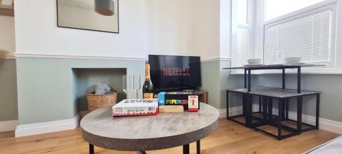 Westcliff-on-Sea Apartment | Stylish 2-Bed Maisonette in Westcliff-On-Sea - Free Parking