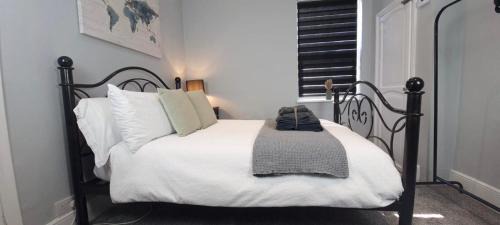 Westcliff-on-Sea Apartment | Stylish 2-Bed Maisonette in Westcliff-On-Sea - Free Parking