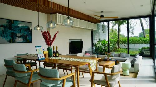 Long Beach Villa | Relaxing Westcoast PQ Sunshine Villa with Private Pool