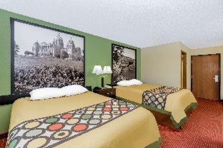 Grinnell Hotel | Budget-Friendly Super 8 by Wyndham Grinnell IA with Pool