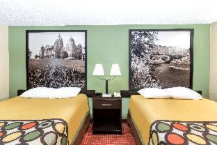 Grinnell Hotel | Budget-Friendly Super 8 by Wyndham Grinnell IA with Pool
