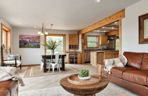 Eagle Nest House | Inviting Retreat Center on 100+ Acre Ranch, Sleeps 30