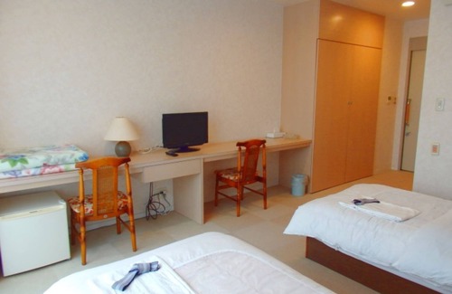 Mugi-cho House | Comfortable Western Style Twin Room with Kitchen & Breakfast