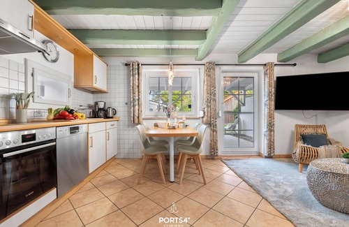 Delve Apartment | Westerweide: Pet-Friendly Retreat with Fitness & Terrace