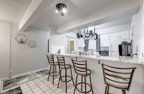 Tarrytown Condo | Explore Westfield Wonder in Historic Tarrytown Neighborhood