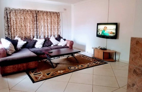 Mount Hampden Apartment | Discover WestPoint Quays: Family-Friendly with Pool Access