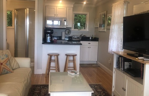 Westport Cottage | Waterfront Cottage in Westport: Walk to Vineyard, Ocean View