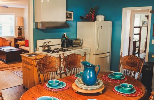 Gateway House | Pet-Friendly Westworld Gateway: Rated 10/10 with Spa & Breakfast