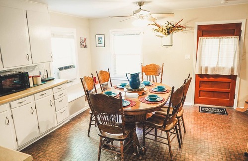 Gateway House | Pet-Friendly Westworld Gateway: Rated 10/10 with Spa & Breakfast