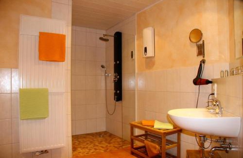 Rhoden Apartment | Wetekam's Ferienwohnung 1: Cozy Retreat with Hot Tub