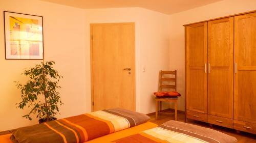 Rhoden Apartment | Wetekam's Ferienwohnung 1: Cozy Retreat with Hot Tub
