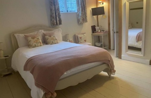 Weston under Wetherley House | Discover Wethele Manor: Family-Friendly Stay with Breakfast