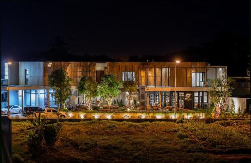 Nan Hotel | Discover Wevari Heritage: Rated 9/10 with Hot Tub & Dining
