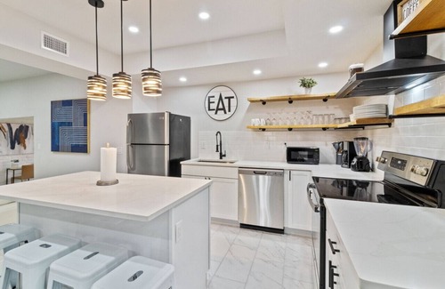 Whispering Oaks House | Welcome to Our 7 Bedroom Home with Breakfast & Family Amenities