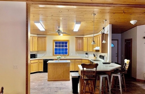 Lansing Cabin | Wexford Hollow. 6 Bedroom Cabin W/Pool & Hot Tub