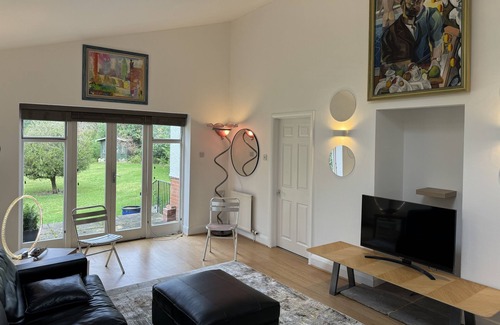 Weybridge House | Charming Weybridge Garden Cottage - Family-Friendly Retreat
