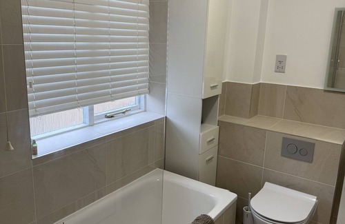 Weybridge House | Charming Weybridge Garden Cottage - Family-Friendly Retreat