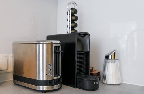 Funfhaus Apartment | Convenient WF-Apartment Near Westbahnhof with Pool & Kitchen