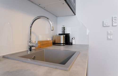Funfhaus Apartment | Convenient WF-Apartment Near Westbahnhof with Pool & Kitchen