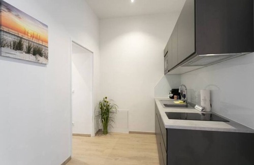 Funfhaus Apartment | Convenient WF-Apartment Near Westbahnhof with Pool & Breakfast