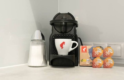 Funfhaus Apartment | Convenient WF-Apartment Near Westbahnhof with Pool & Breakfast